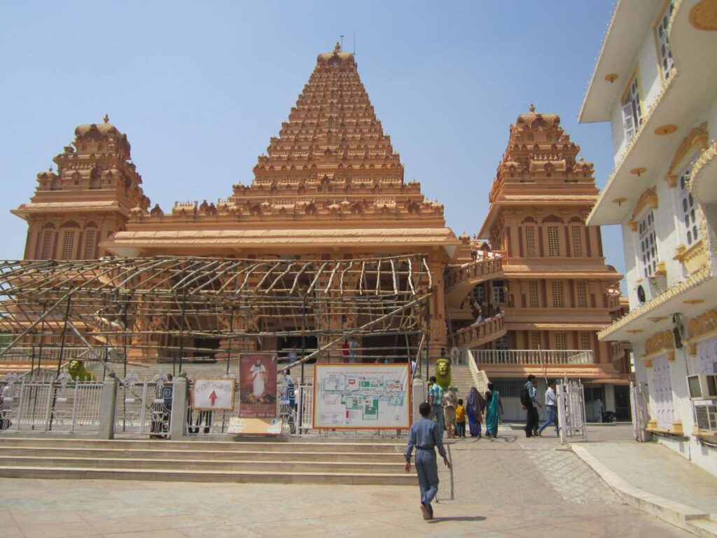 Overview of Chhatarpur Temple